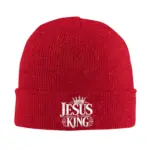 Rote Jesus Is King Mütze mit silberfarbenem Schriftzug, Krone und dekorativen Ornamenten