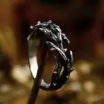 BEIER Dornenkronen-Ring aus silberfarbenem Edelstahl laut Anbieter