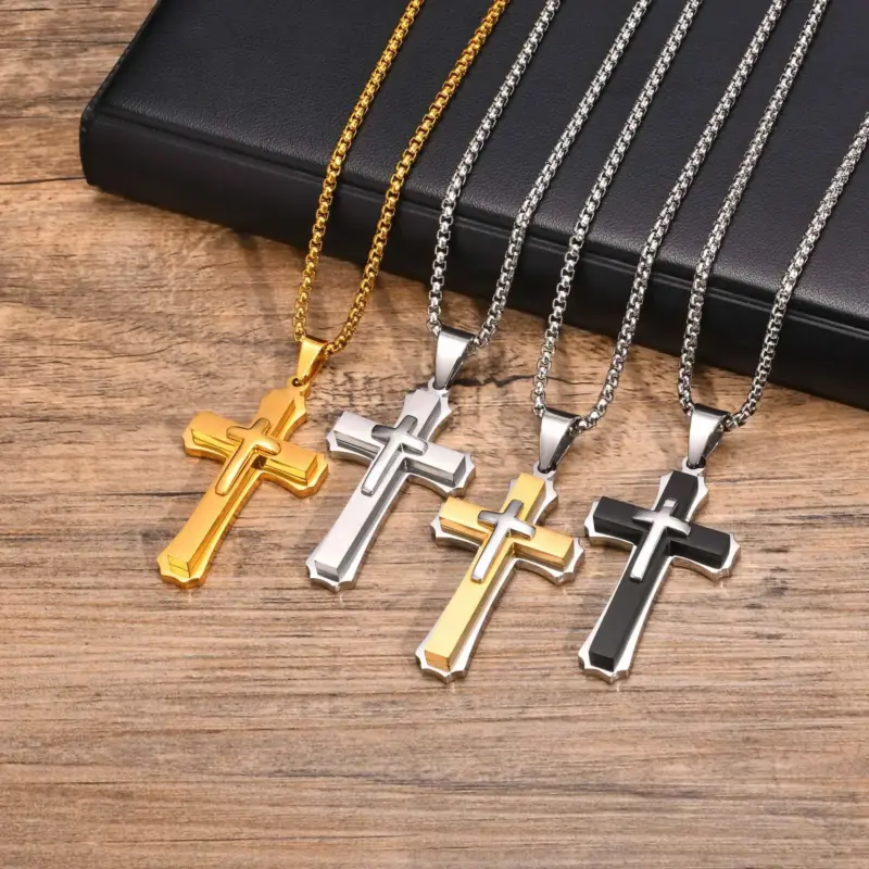 Vier VNOX Herren-Kreuzketten aus Edelstahl: Gold, Silber, Gold-Silber und Schwarz-Silber