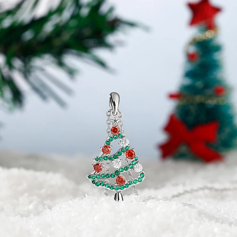Weihnachtsbaum Anhänger mit roten und grünen Zirkonia auf heller Winterkulisse