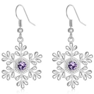 Paar silberfarbene Huitan Schneeflocken-Ohrhänger mit violetten Zirkonia und Ohrhaken auf weißem Hintergrund