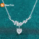 NeeTim Moissanit Herzkette für Damen mit 1 ct Herzstein auf türkisfarbenem Hintergrund