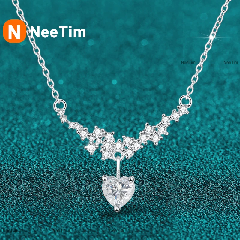 NeeTim Moissanit Herzkette für Damen mit 1 ct Herzstein auf türkisfarbenem Hintergrund
