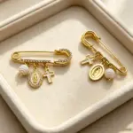 Goldfarbene Marien Brosche mit Kreuz, Perle und Strass als katholisches Taufgeschenk