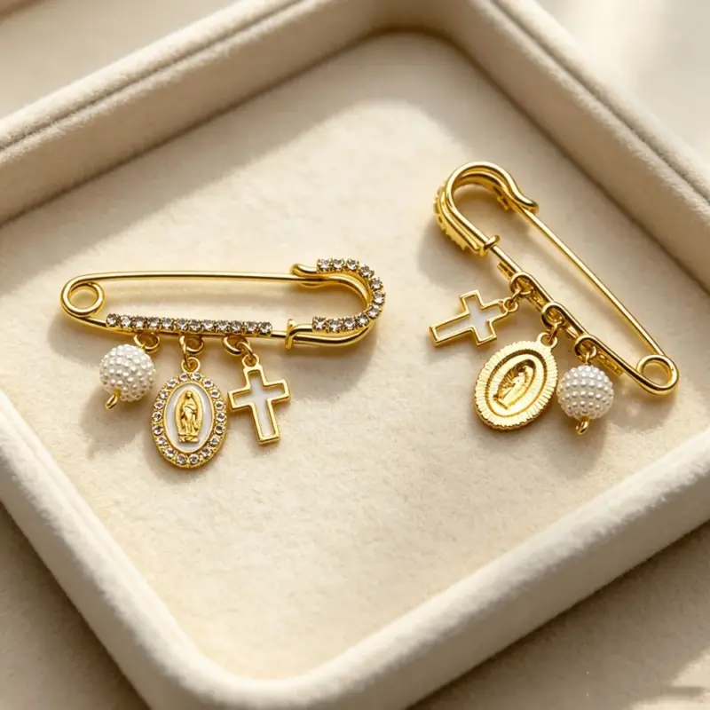 Goldfarbene Marien Brosche mit Kreuz, Perle und Strass als katholisches Taufgeschenk