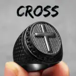 Metal Town Kreuzschild-Ring schwarz mit dunklem Kreuz und strukturierter Ringschiene