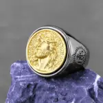 Silberfarbener Edelstahl-Siegelring mit goldfarbenem Jesusporträt, Dornenkrone und seitlichem Kreuz auf violettem Stein fotografiert