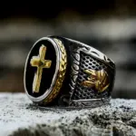 NORTHMAN Edelstahl-Kreuz-Siegelring mit goldfarbenem Kreuz und goldfarbenen Seitenakzenten