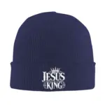 Dunkel königsblaue Jesus Is King Strickmütze mit ornamentalem silberfarbenem Schriftzug