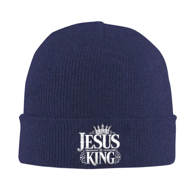 Dunkel königsblaue Jesus Is King Strickmütze mit ornamentalem silberfarbenem Schriftzug