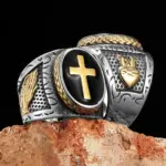 Metal Town Kreuz-Siegelring in Gold-Silberoptik mit schwarzem Rundschild, goldfarbenem Kreuz, betenden Händen und Herzmotiv