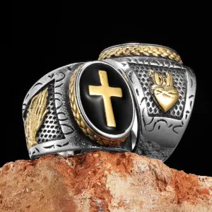Metal Town Kreuz-Siegelring in Gold-Silberoptik mit schwarzem Rundschild, goldfarbenem Kreuz, betenden Händen und Herzmotiv