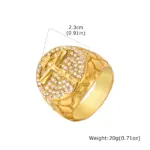 PRJEWEL Modell PJ-RC-1027G – runder goldfarbener Kruzifix-Siegelring mit hellen Strasssteinen