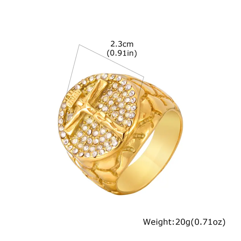 PRJEWEL Modell PJ-RC-1027G – runder goldfarbener Kruzifix-Siegelring mit hellen Strasssteinen