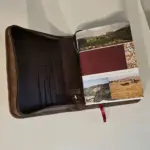 Geöffnete braune Bibelhülle mit Reißverschluss und Innenfächern