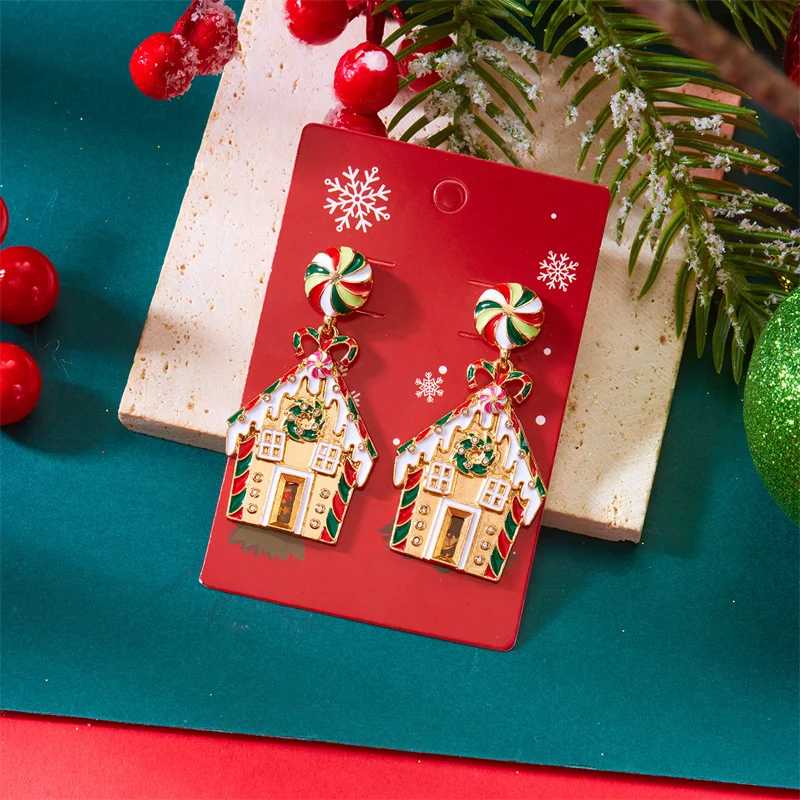 Paar Lebkuchenhaus-Ohrhänger mit weißem Zuckergussdach auf roter Weihnachts-Präsentationskarte
