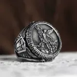 abdo Erzengel-Michael-Herrenring Design V286 in rustikaler Antik-Silberoptik mit Kreuz und Relief