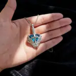 Herzförmiger Erinnerungsanhänger mit Kreuz und Engelsflügel