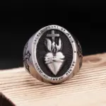 Frontalansicht des silberfarbenen owlucky Siegelrings mit Heiligem Herzen Jesu