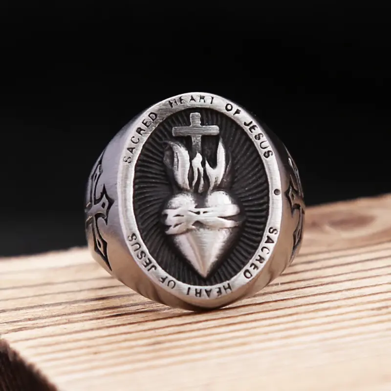 Frontalansicht des silberfarbenen owlucky Siegelrings mit Heiligem Herzen Jesu