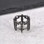 VNOX Kruzifix-Käfigring von der Rückseite mit Jesusfigur und offenen Kreuzstreben