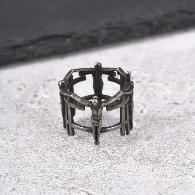 VNOX Kruzifix-Käfigring von der Rückseite mit Jesusfigur und offenen Kreuzstreben