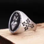 Rechte Seitenansicht des Herz-Jesu-Siegelrings mit dunklem Kreuzornament