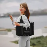 Reisetasche mit christlichem Kreuzmotiv über der Schulter im Alltag