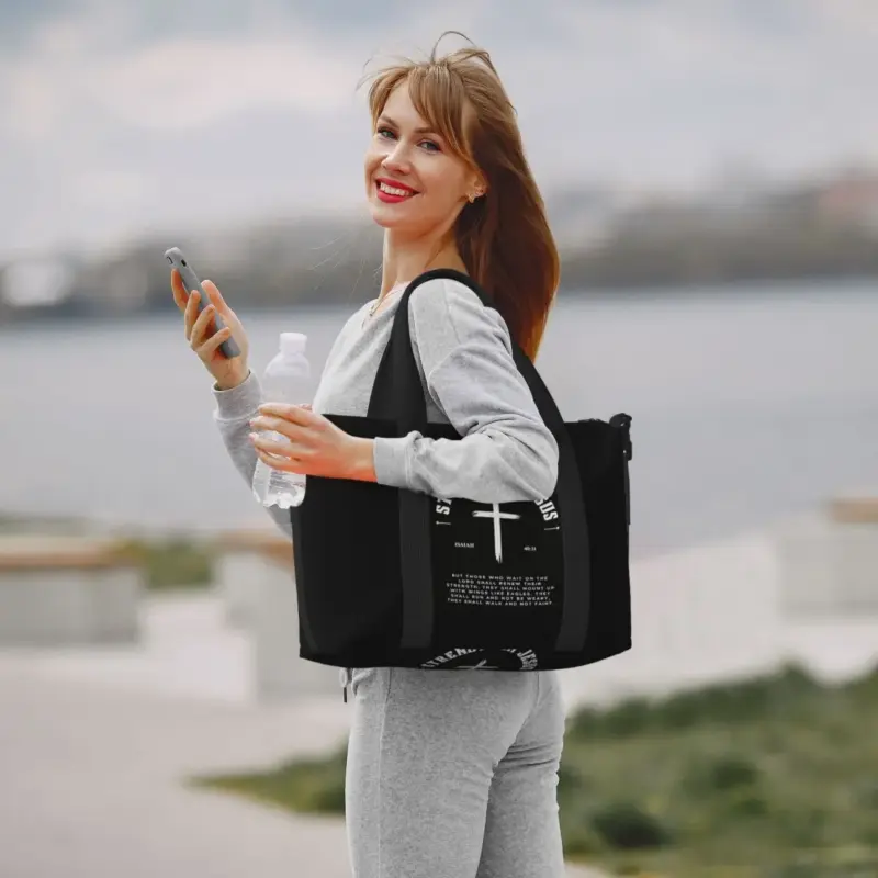 Reisetasche mit christlichem Kreuzmotiv über der Schulter im Alltag
