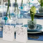Weiße Geschenktüten mit Herzmotiv als Verpackungsbeispiel an einer Festtafel