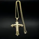Goldfarbene AFAWA Kreuzkette mit kantigem Kreuz und feinem Schriftdekor an 60 cm Kette