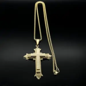 Goldfarbene AFAWA Kreuzkette mit kantigem Kreuz und feinem Schriftdekor an 60 cm Kette