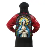 COOLOST Marien-Rucksack beim Tragen mit blauem Marienmotiv vor buntem Glasfenster