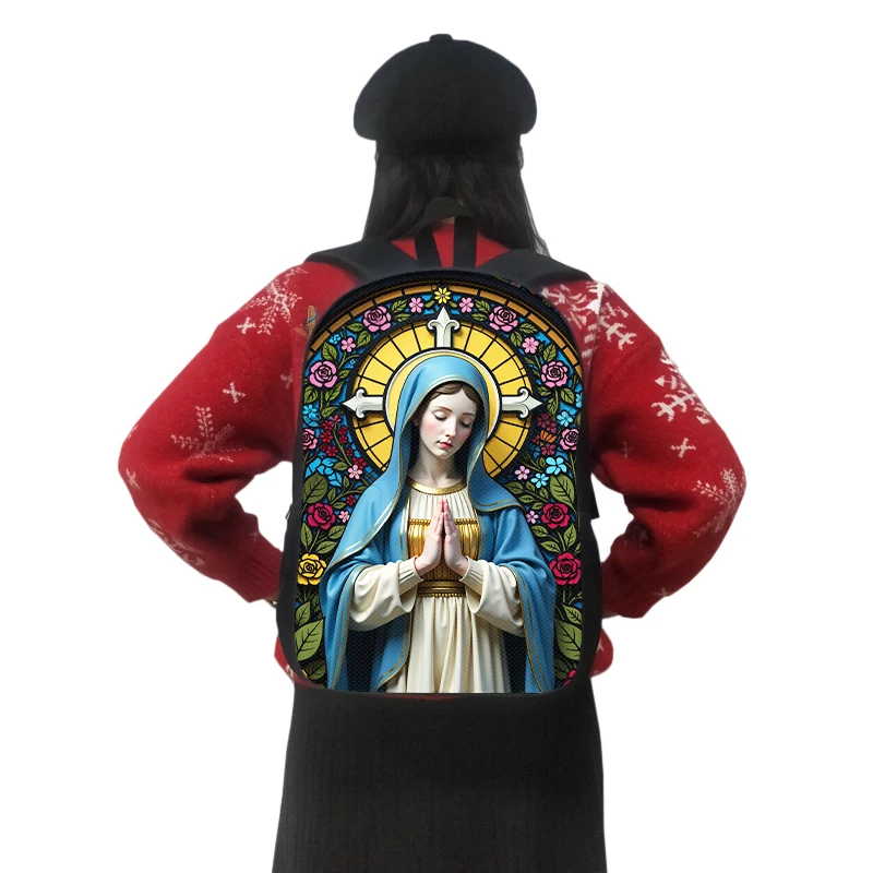 COOLOST Marien-Rucksack beim Tragen mit blauem Marienmotiv vor buntem Glasfenster