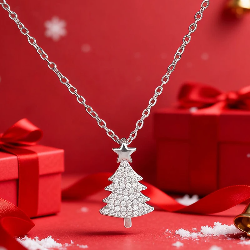 Silberfarbene Huitan Weihnachtsbaum-Halskette mit Zirkonia und Stern vor festlicher roter Geschenkdekoration