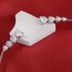 Moissanit Herz-Choker – Nahaufnahme der acht Herzsteine