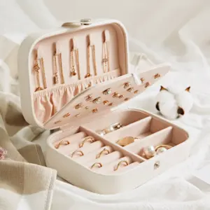 Weiße Reise Schmuckbox geöffnet mit Fächern für Ringe, Ohrringe und Ketten