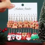 Zwölf Paar Weihnachts-Ohrhänger auf einer Karte: Lebkuchenfiguren sowie bunte winterliche Weihnachtsmotive