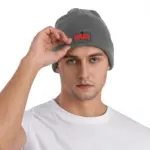 Jesus Is King Beanie mit Kreuz am Herrenmodel – Trageansicht