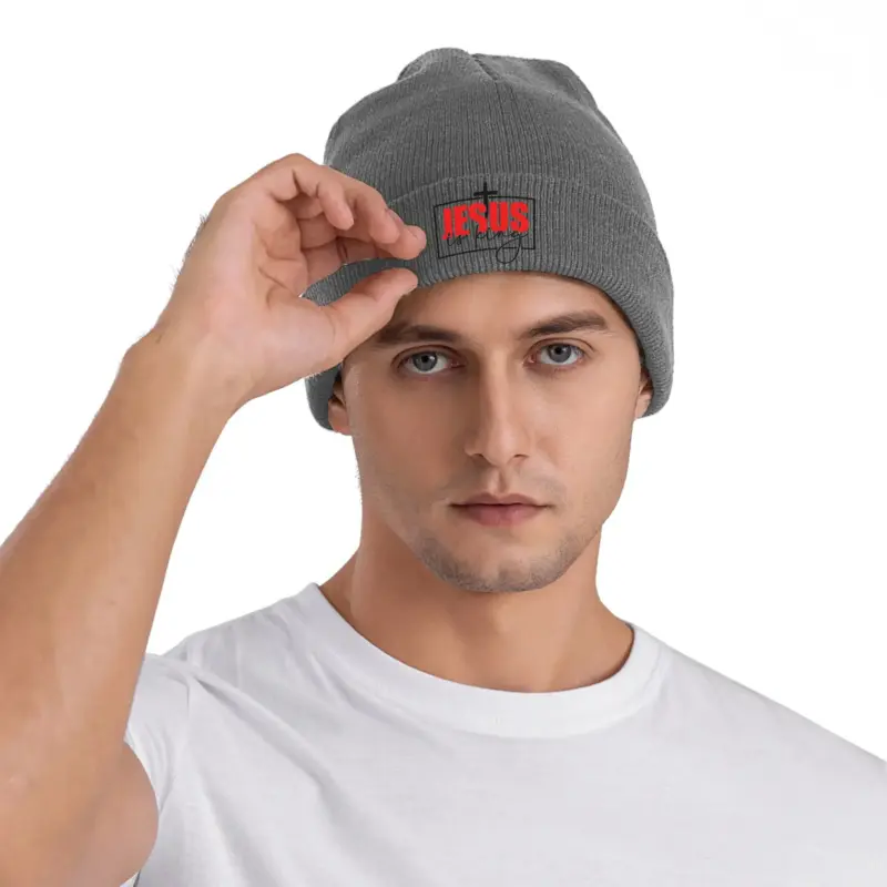 Jesus Is King Beanie mit Kreuz am Herrenmodel – Trageansicht