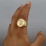 Goldfarbener Saint-Michael-Siegelring mit Erzengelmotiv an der Hand getragen