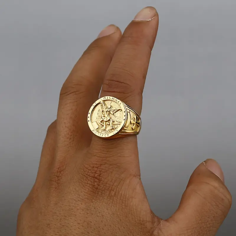 Goldfarbener Saint-Michael-Siegelring mit Erzengelmotiv an der Hand getragen