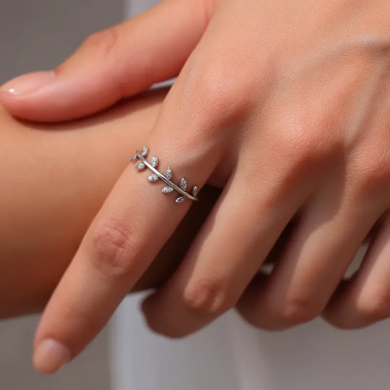 Filigraner MODIAN Olivenblatt-Ring in Silberoptik am Finger getragen