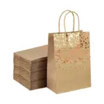 Braune Kraftpapier-Geschenktüte mit metallisch schimmernden Herzen
