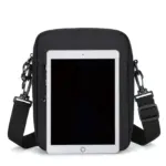 Tablet als Größenvergleich vor schwarzer Crossbody-Tasche, keine Passformgarantie