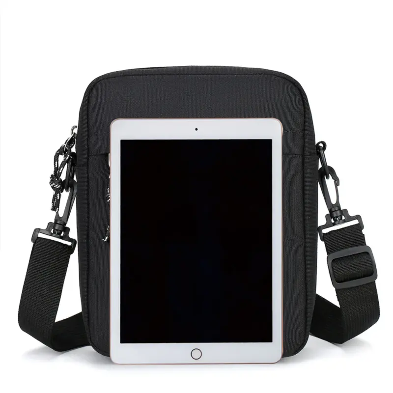 Tablet als Größenvergleich vor schwarzer Crossbody-Tasche, keine Passformgarantie