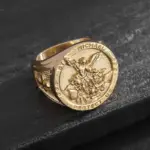 Goldfarbener St.-Michael-Ring von prpcnel mit Erzengel-Michael-Relief und Kreuz an der Ringschiene