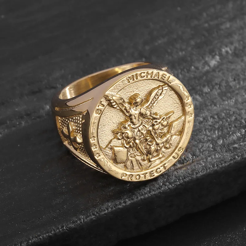Goldfarbener St.-Michael-Ring von prpcnel mit Erzengel-Michael-Relief und Kreuz an der Ringschiene