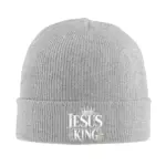 Graue Jesus Is King Strickmütze mit hellem verziertem Königsmotiv und Strickumschlag
