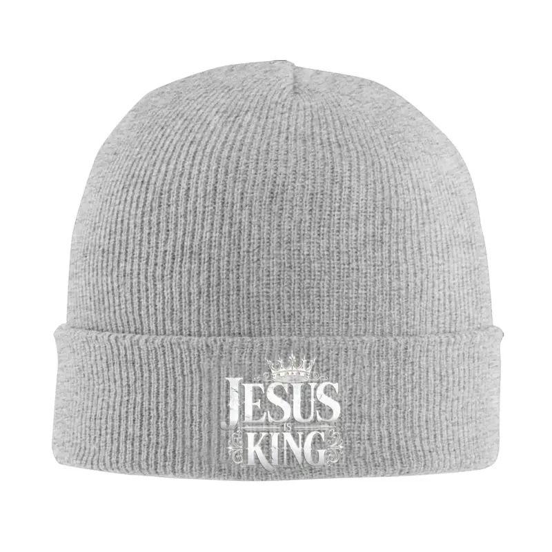 Graue Jesus Is King Strickmütze mit hellem verziertem Königsmotiv und Strickumschlag